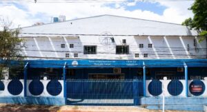 imagem da fachada do prédio da sede do ISMAC nas cores azul e branca.