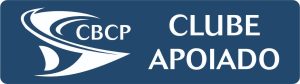 A imagem mostra um logotipo em um fundo azul. À esquerda, há um desenho estilizado em branco que lembra uma vela de barco, com as letras "CBCP" ao lado. À direita, está escrito "CLUBE APOIADO" em letras brancas.