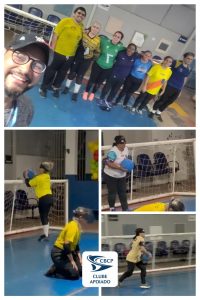 Foto de um grupo de pessoas sorrindo em uma quadra esportiva. Todos estão em fila, uniformizados com roupas esportivas, e atrás deles há cadeiras e parte de uma trave de gol.
Na parte inferior da imagem, há três cenas menores de pessoas praticando goalball, um esporte paralímpico para pessoas com deficiência visual. Em todas as cenas, os jogadores usam vendas nos olhos e seguram ou manipulam uma bola azul.
No canto inferior direito, há um logo escrito "CBCP CLUBE APOIADO".