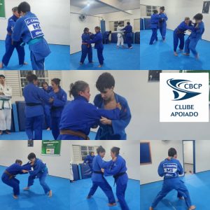 Foto: Uma montagem de imagens captura diversos momentos de treino de judô, com praticantes em uniformes azuis executando técnicas de agarre e luta em um dojô.