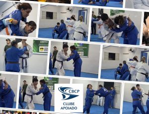 Montagem de fotos de treinos de judô em um dojô de tatame azul.
Várias imagens retangulares estão inclinadas, mostrando duplas de atletas com quimono azul ou branco, alguns com faixas coloridas (laranja, roxa, marrom), treinando pegadas, entradas de projeção e movimentação em pé.
Em algumas fotos há pessoas observando ao fundo, encostadas na parede branca.
No centro da montagem aparece um logotipo em fundo branco com um desenho azul e o texto:
“CBCP
CLUBE APOIADO”.