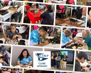Mosaico de fotos de um evento de xadrez, com várias pessoas jogando em mesas cobertas com toalhas brancas ou vermelhas.

Na parte central inferior há o logotipo “CBCP” com um desenho estilizado e o texto:
CBCP
CLUBE APOIADO

Também aparece um grupo de quatro mulheres posando para foto, segurando troféus ou placas, em frente a uma tela de projeção.